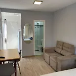 Studio reformado no centro com garagem, à 2min praia
