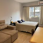 Studio reformado no centro com garagem, à 2min praia