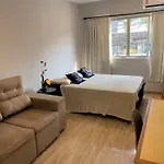 Studio reformado no centro com garagem, à 2min praia