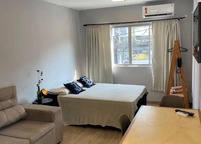 Studio reformado no centro com garagem, à 2min praia